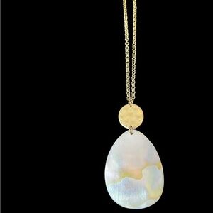 Elegant Gold and Pearl Pendant Necklace
